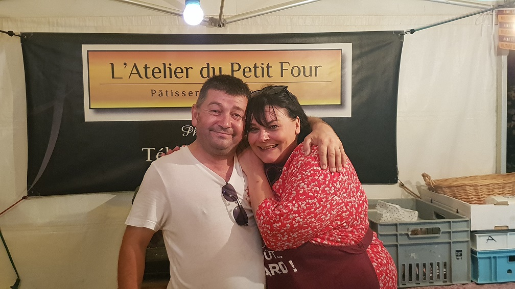 Marché Nocturne 2018 à Saint Hilaire d'Ozilhan Valérie de lalier du petit four et assoc. Tous ensemble