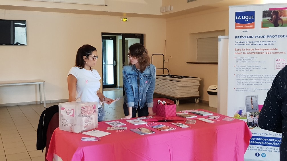 Stand de la Ligue Contre le Cancer du Gard pour Aramon en Rose