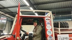 Deux pompières de Beaucaire au départ du Rallye Aïcha des Gazelles Séverine et Amélie (Les Roll Over)