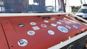 Deux pompières de Beaucaire au départ du Rallye Aïcha des Gazelles Séverine et Amélie (Les Roll Over)