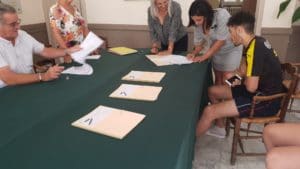 Les premières bourses au permis ont été signées à Montfrin. signature de la charte d'engagement ©RADIO RG30