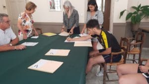 Les premières bourses au permis ont été signées à Montfrin. signature de la charte d'engagement ©RADIO RG30