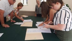 Les premières bourses au permis ont été signées à Montfrin. signature de la charte d'engagement ©RADIO RG30