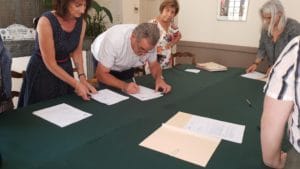 Les premières bourses au permis ont été signées à Montfrin. signature de la charte d'engagement ©RADIO RG30
