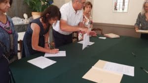 Les premières bourses au permis ont été signées à Montfrin. signature de la charte d'engagement ©RADIO RG30