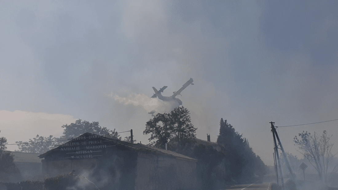 Canadair sur Feu de Montfrin ©Radio RG30