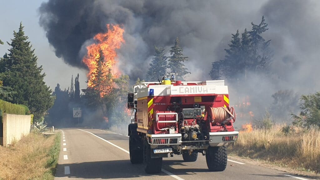 Pompiers arriant sur Feu de Montfrin ©Radio RG30