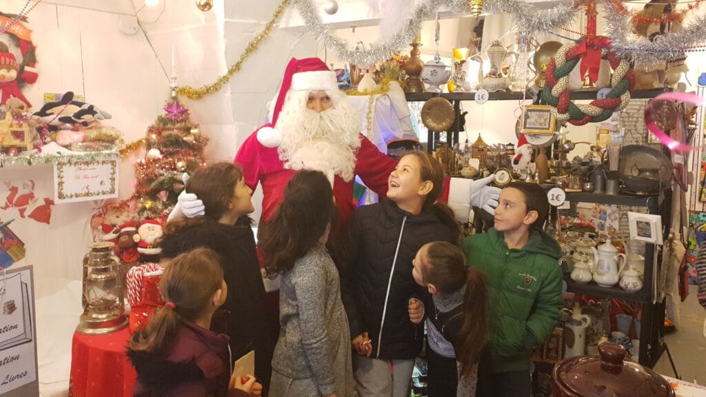 Le Père Noel de Montfrin Livres avec des enfants ©Radio RG30