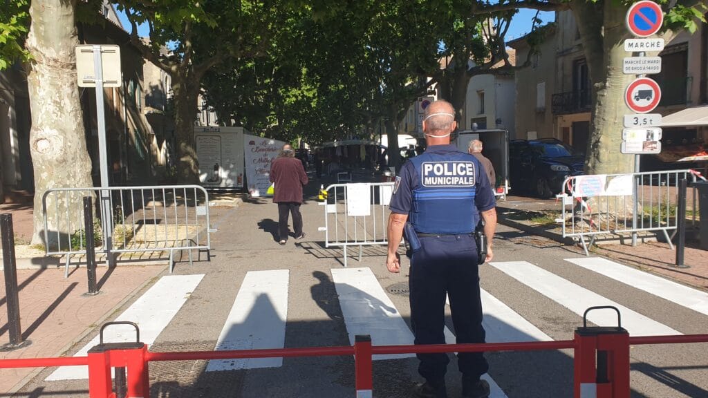 La police municipale fait appliquer le protocole sanitaire.