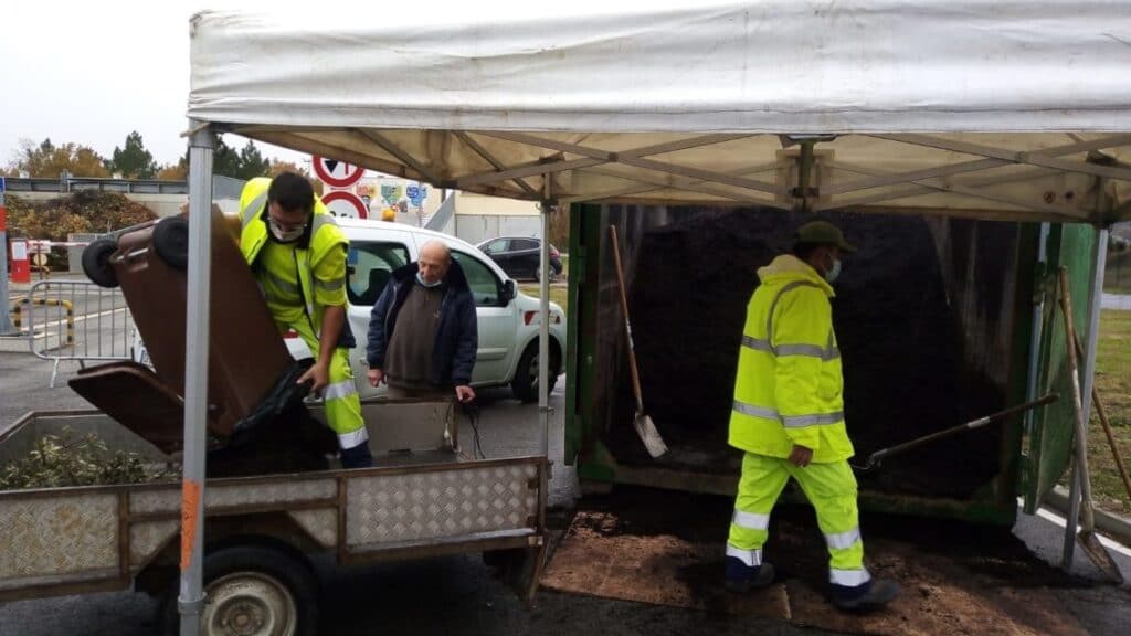 Une distribution de compost reussie a Vallabrix