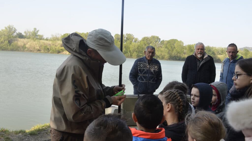 Les jeunes ont la pêche au lac de la Valliguière ©CC Pont du Gard