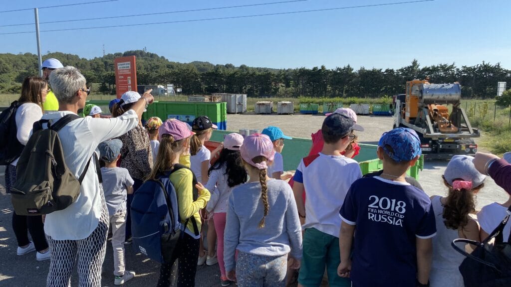 Les petits Jonquièrois à la découverte de la déchèterie ©SRE